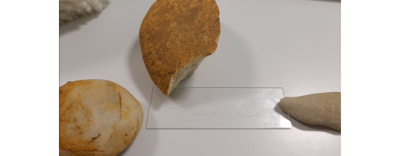 Reconnaissance de roche par test de dureté (Quartzite, Calcaire, verre)