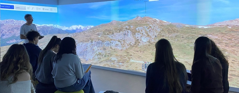 Du paysage à l’échantillon : enseigner la géologie en salle immersive